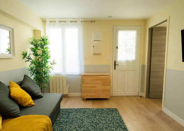 Beautiful Yellow Apartment Near Marais And Bastille